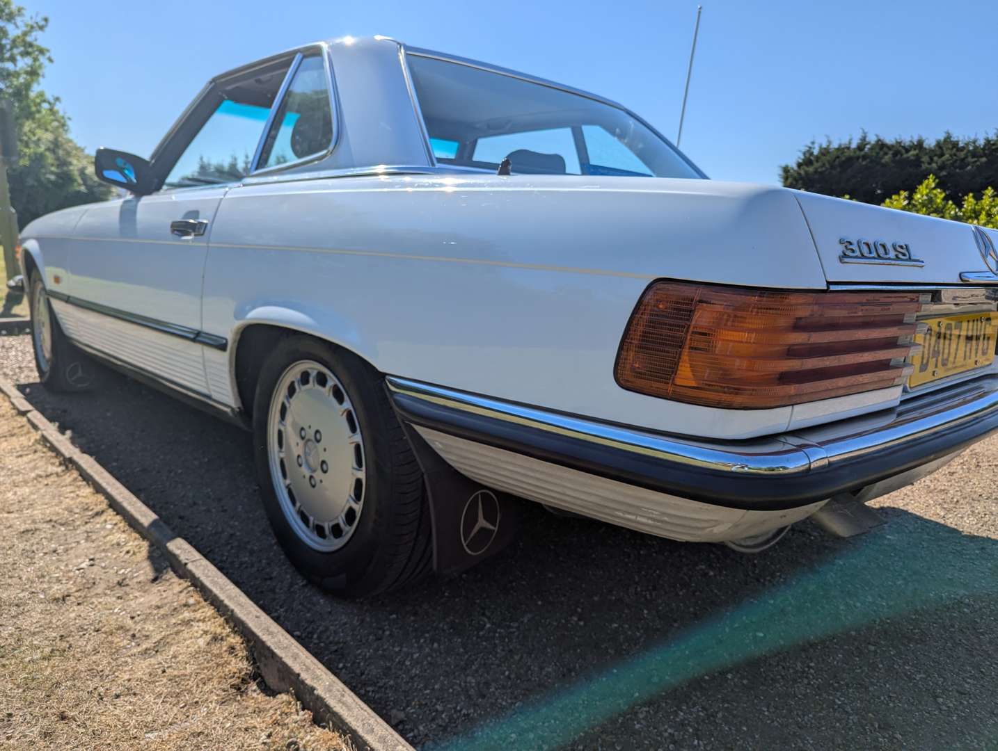<p>1987 MERCEDES R107 300SL AUTO</p>