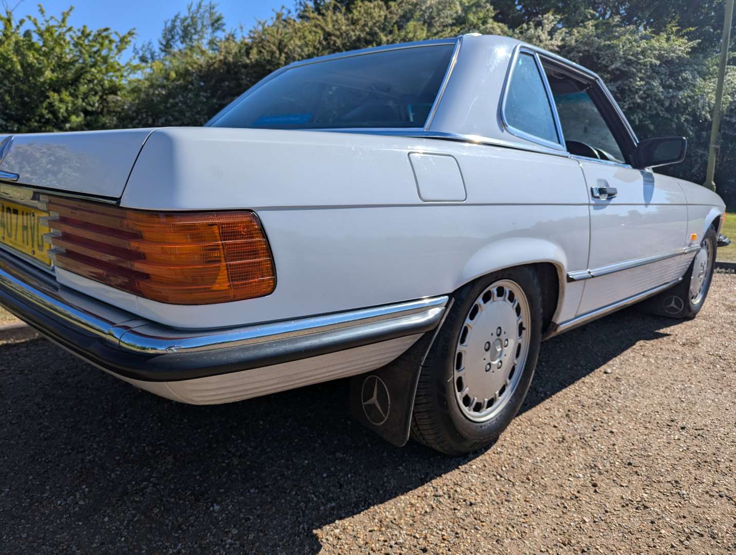 <p>1987 MERCEDES R107 300SL AUTO</p>