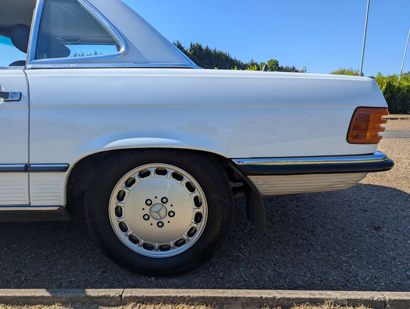 <p>1987 MERCEDES R107 300SL AUTO</p>