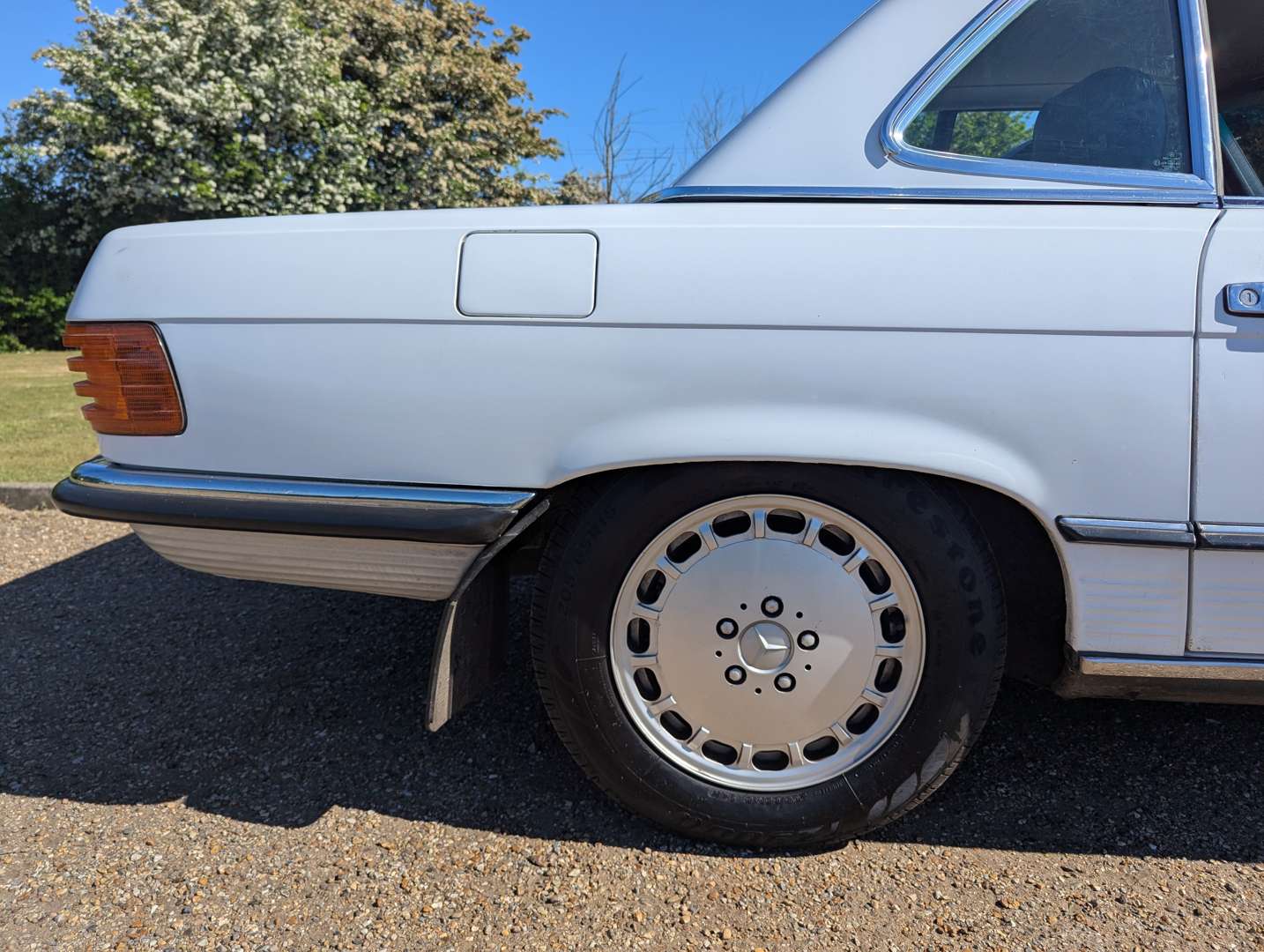 <p>1987 MERCEDES R107 300SL AUTO</p>