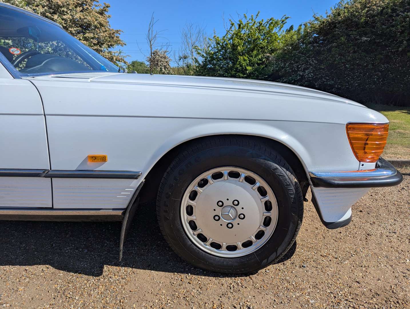 <p>1987 MERCEDES R107 300SL AUTO</p>