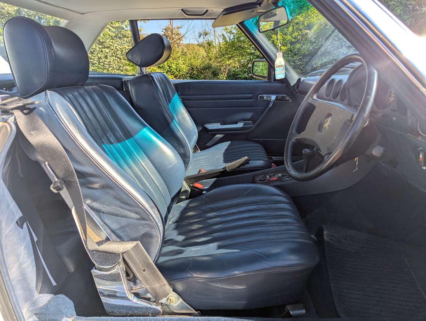 <p>1987 MERCEDES R107 300SL AUTO</p>