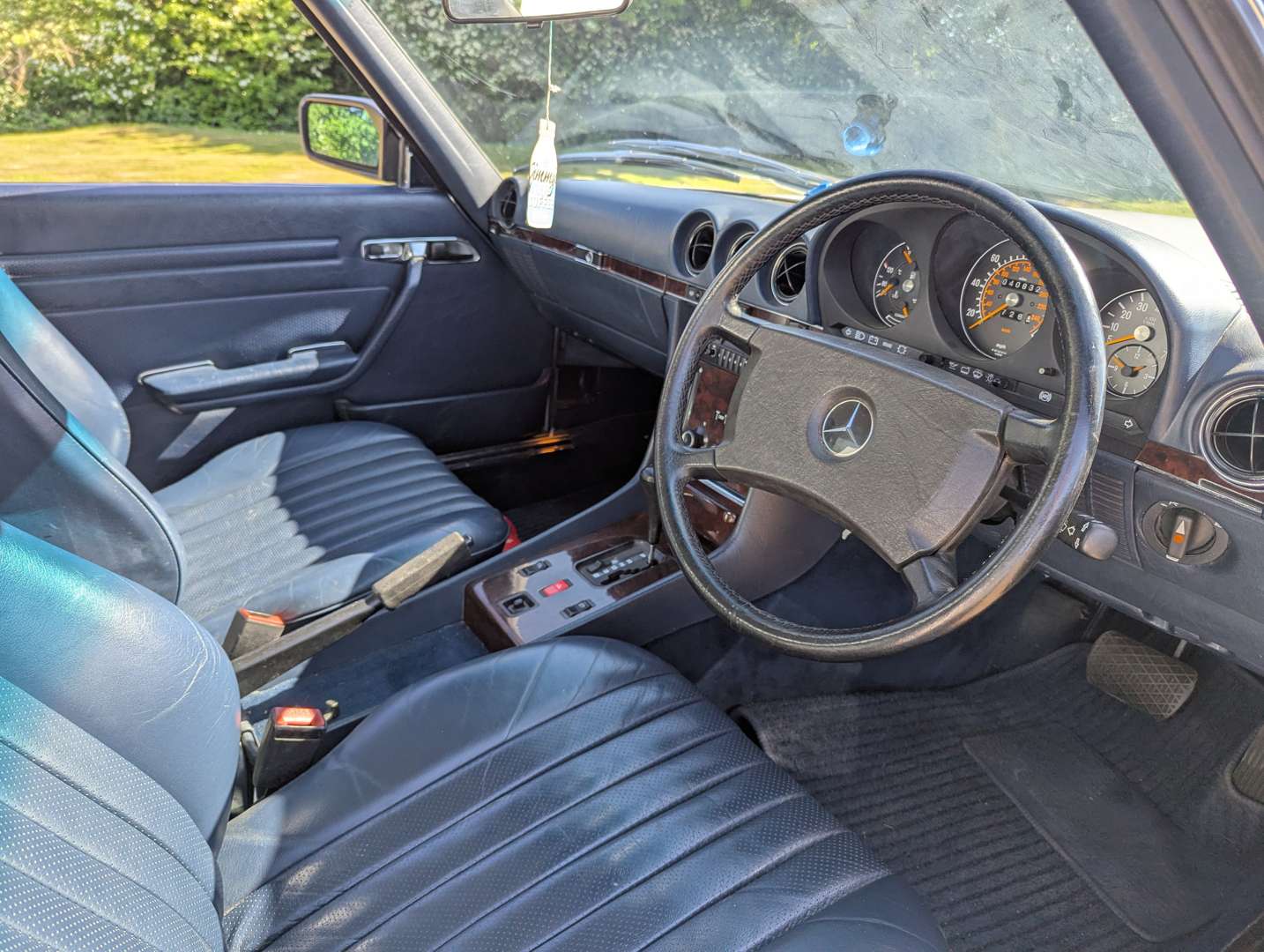 <p>1987 MERCEDES R107 300SL AUTO</p>