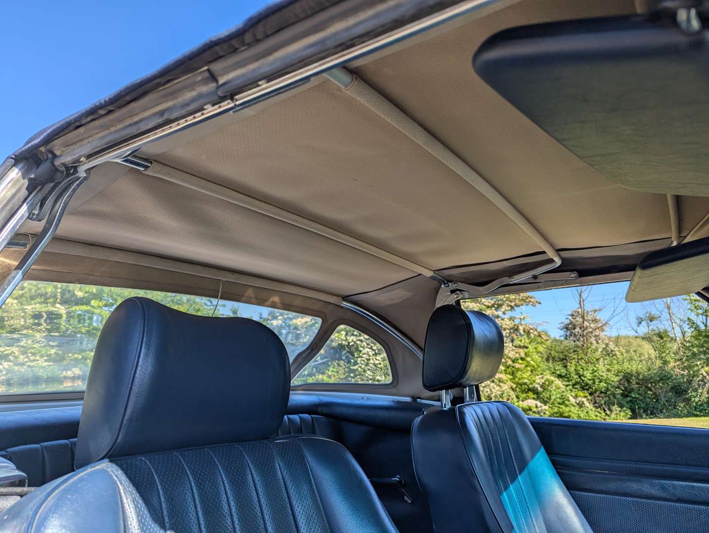 <p>1987 MERCEDES R107 300SL AUTO</p>