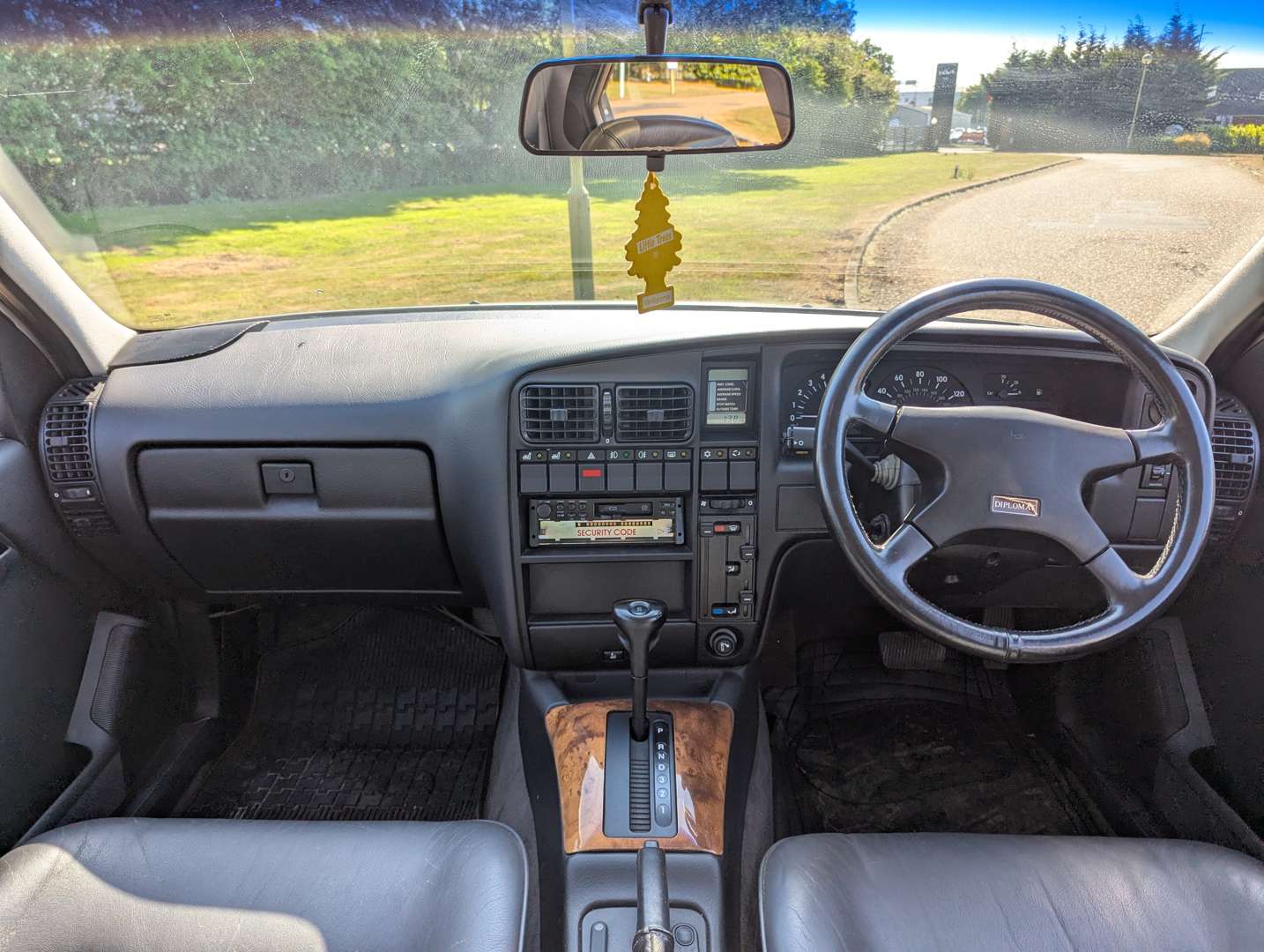 <p>1992 VAUXHALL CARLTON 2.6 DIPLOMAT AUTO</p>