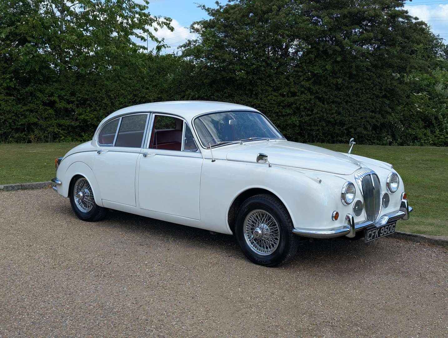 <p>1969 DAIMLER V8 250</p>