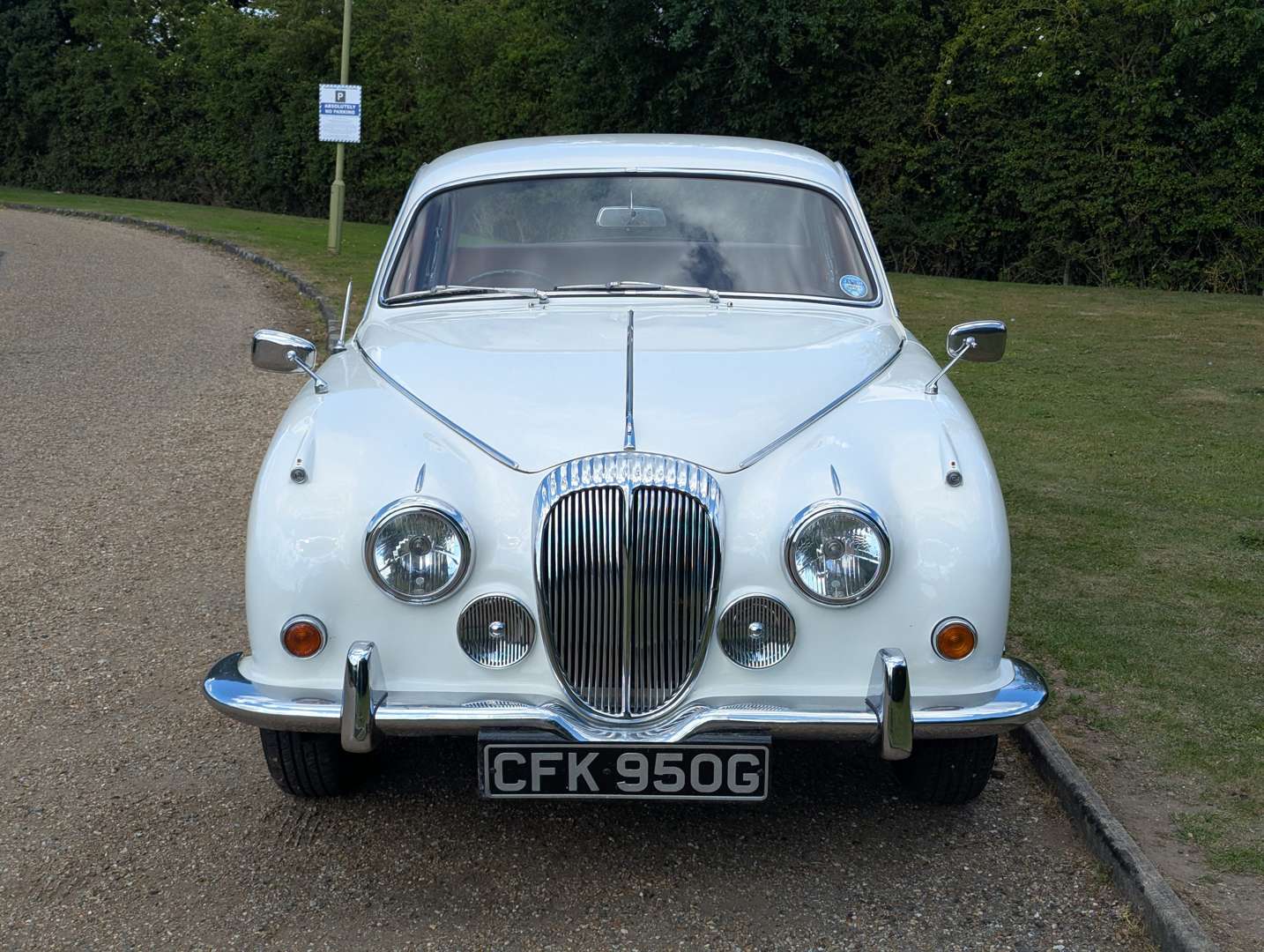<p>1969 DAIMLER V8 250</p>