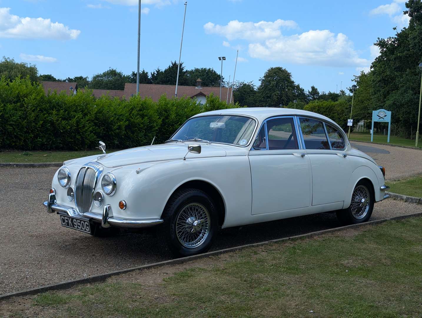 <p>1969 DAIMLER V8 250</p>