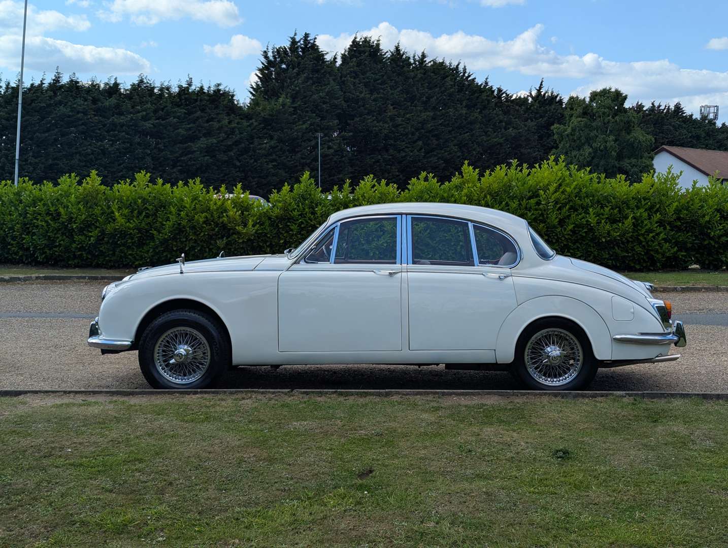 <p>1969 DAIMLER V8 250</p>
