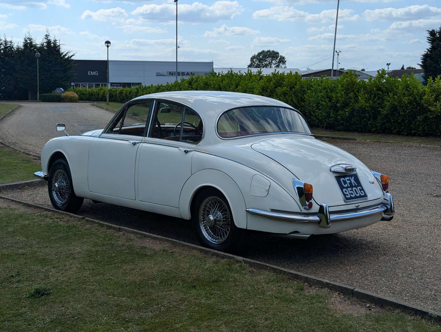 <p>1969 DAIMLER V8 250</p>