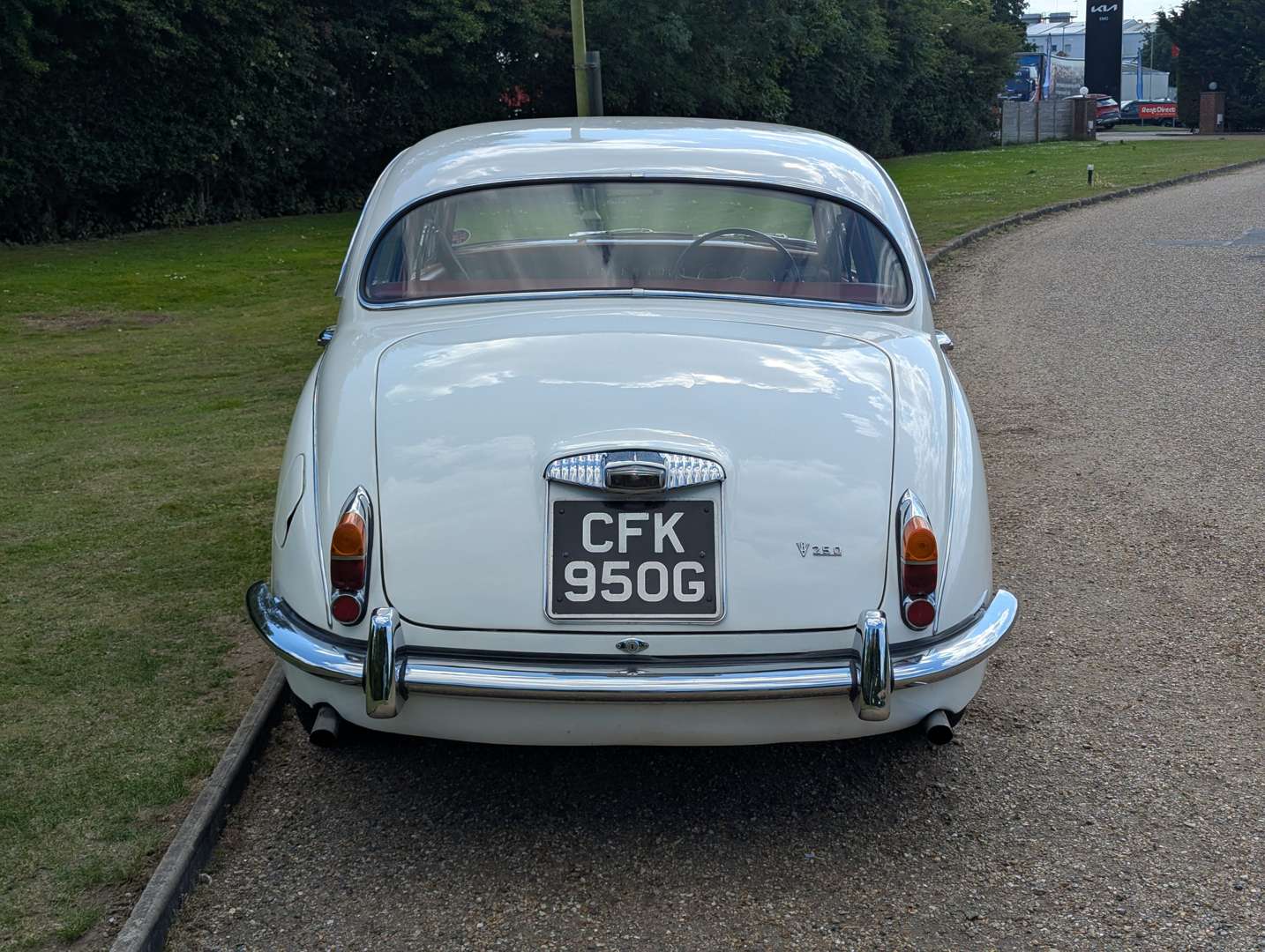 <p>1969 DAIMLER V8 250</p>