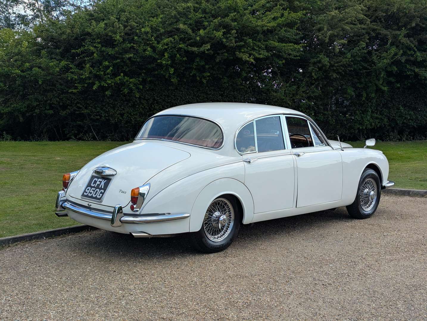 <p>1969 DAIMLER V8 250</p>