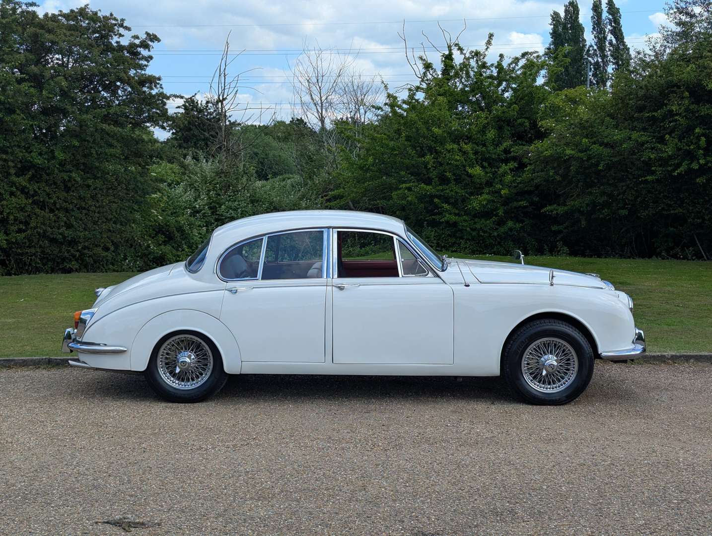 <p>1969 DAIMLER V8 250</p>
