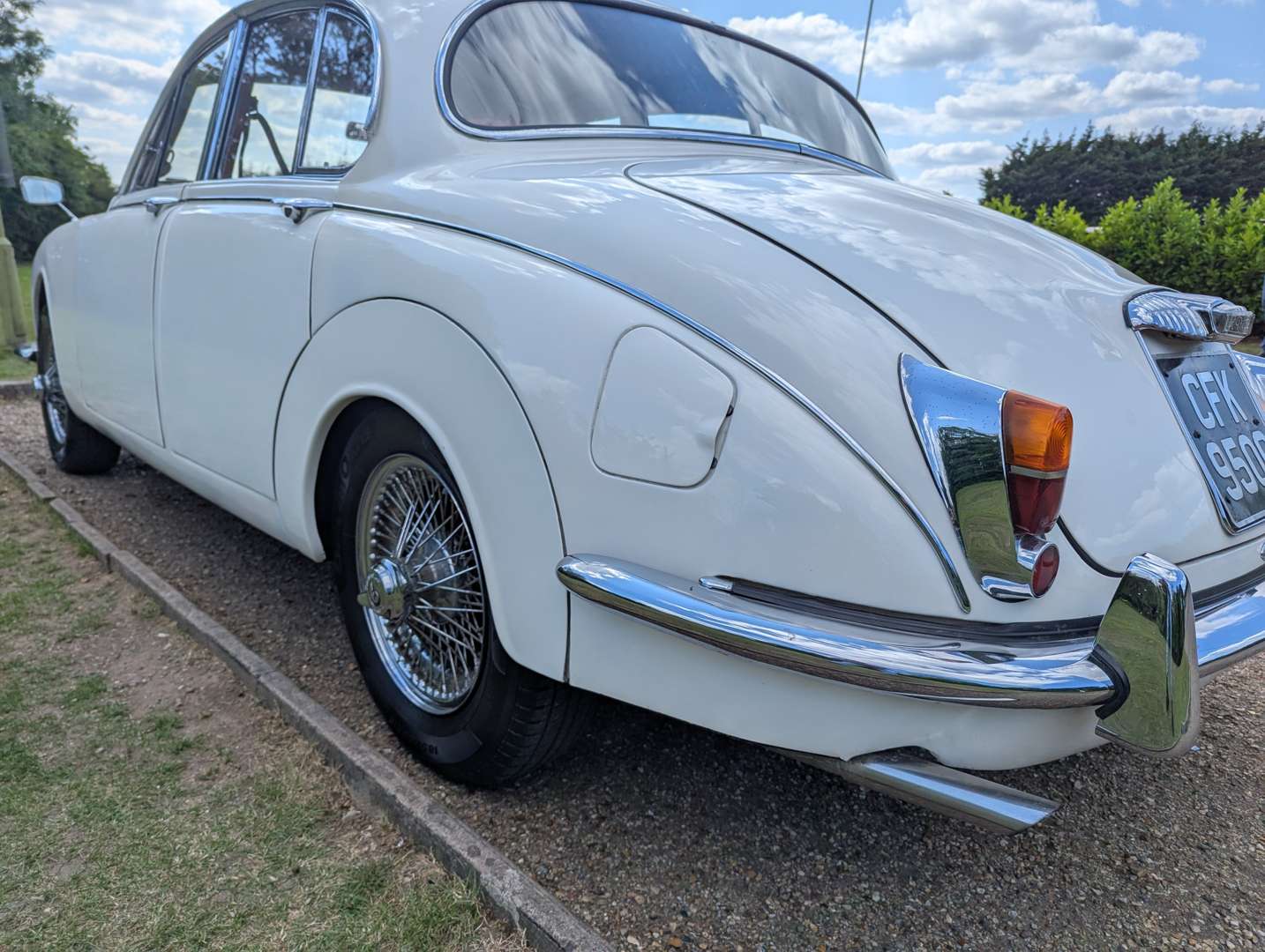 <p>1969 DAIMLER V8 250</p>
