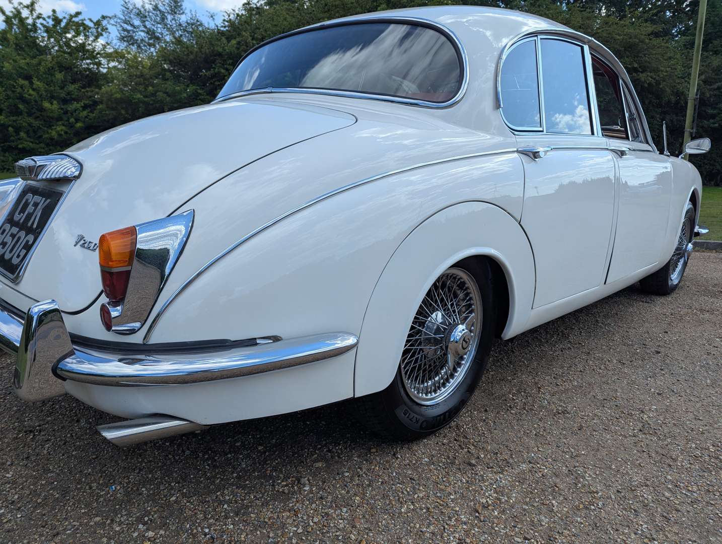 <p>1969 DAIMLER V8 250</p>