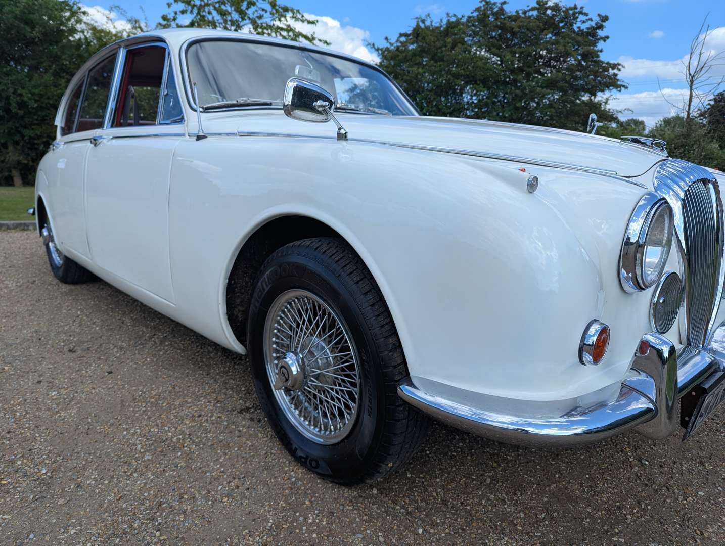 <p>1969 DAIMLER V8 250</p>