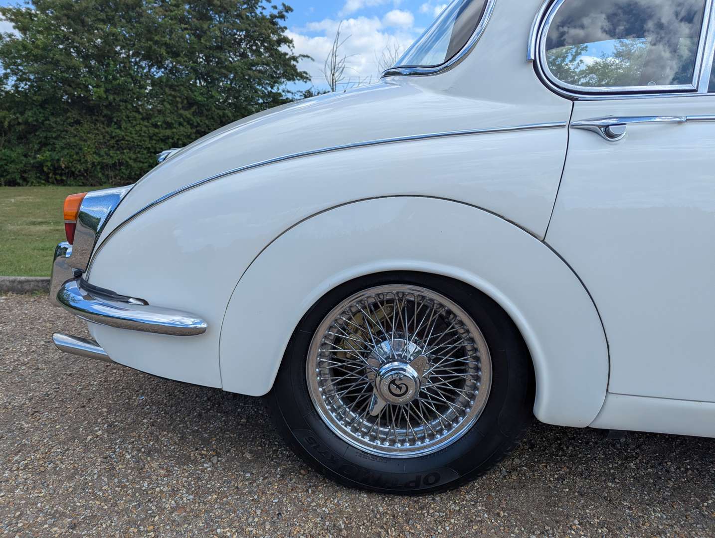<p>1969 DAIMLER V8 250</p>
