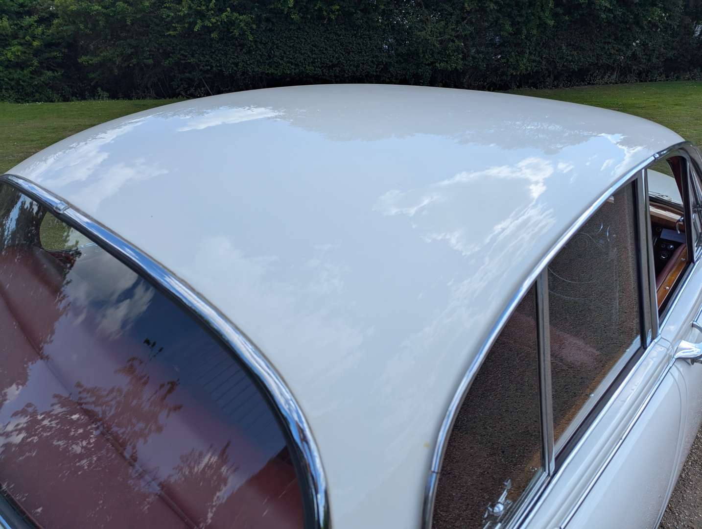 <p>1969 DAIMLER V8 250</p>