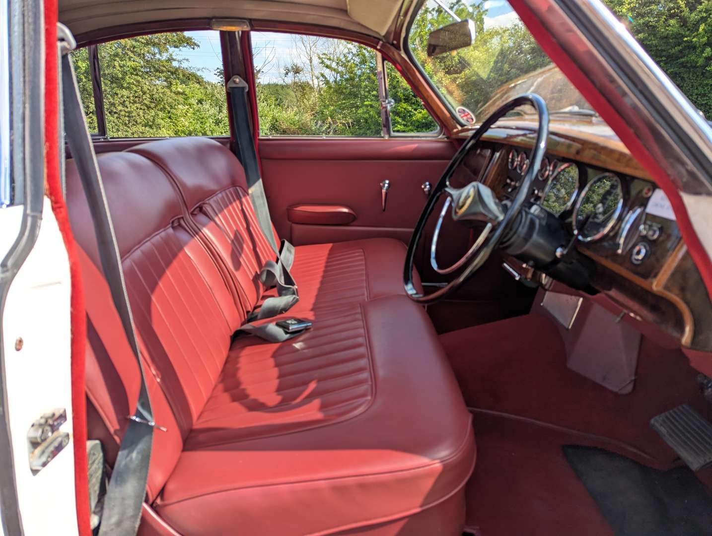 <p>1969 DAIMLER V8 250</p>