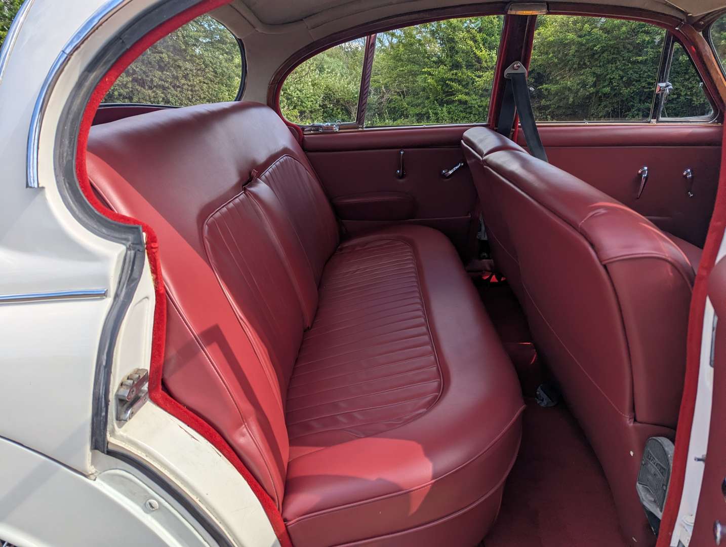 <p>1969 DAIMLER V8 250</p>