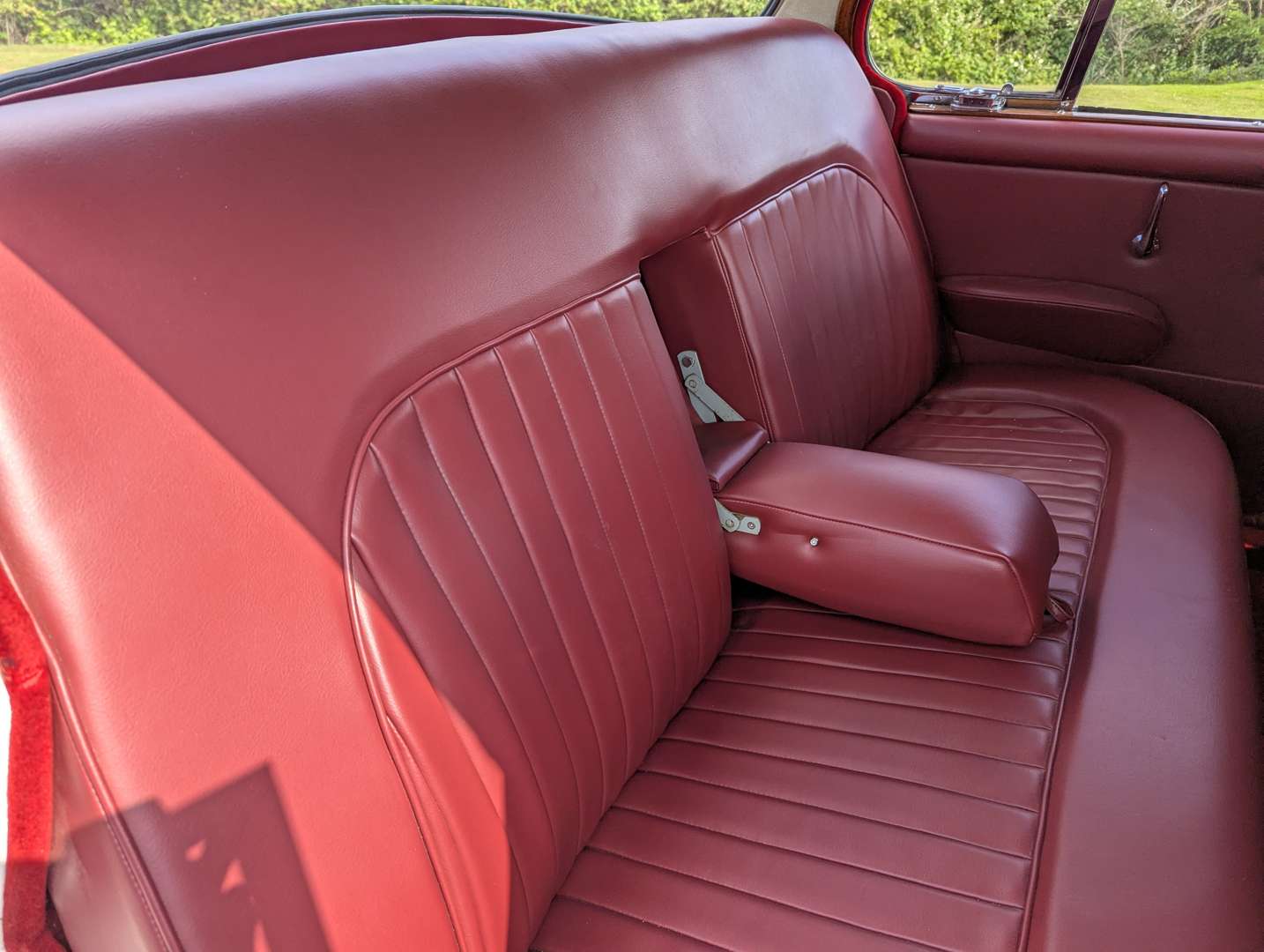 <p>1969 DAIMLER V8 250</p>
