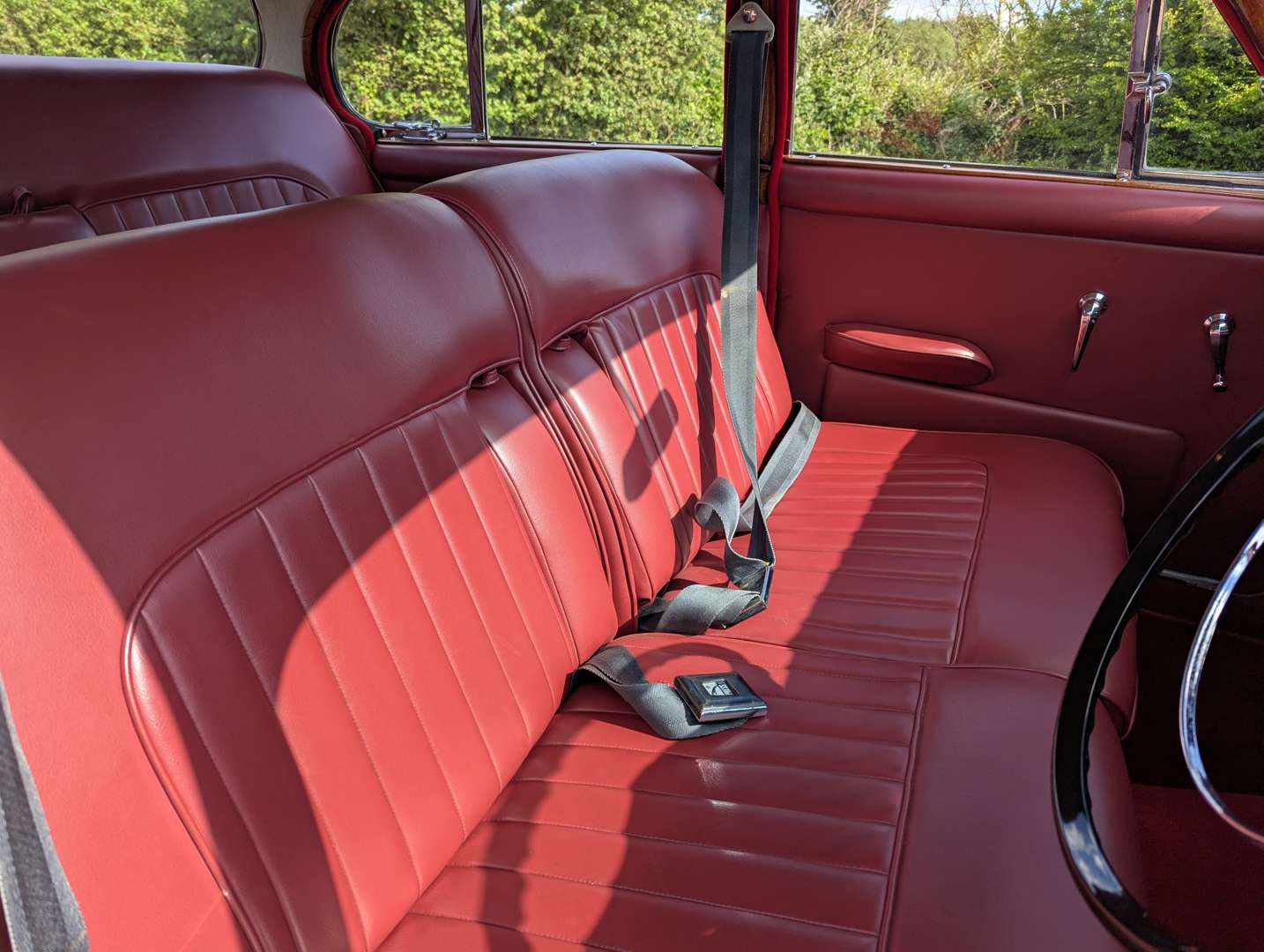 <p>1969 DAIMLER V8 250</p>