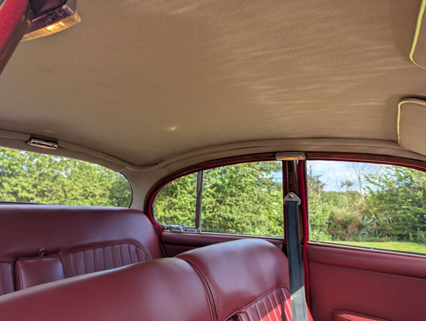 <p>1969 DAIMLER V8 250</p>