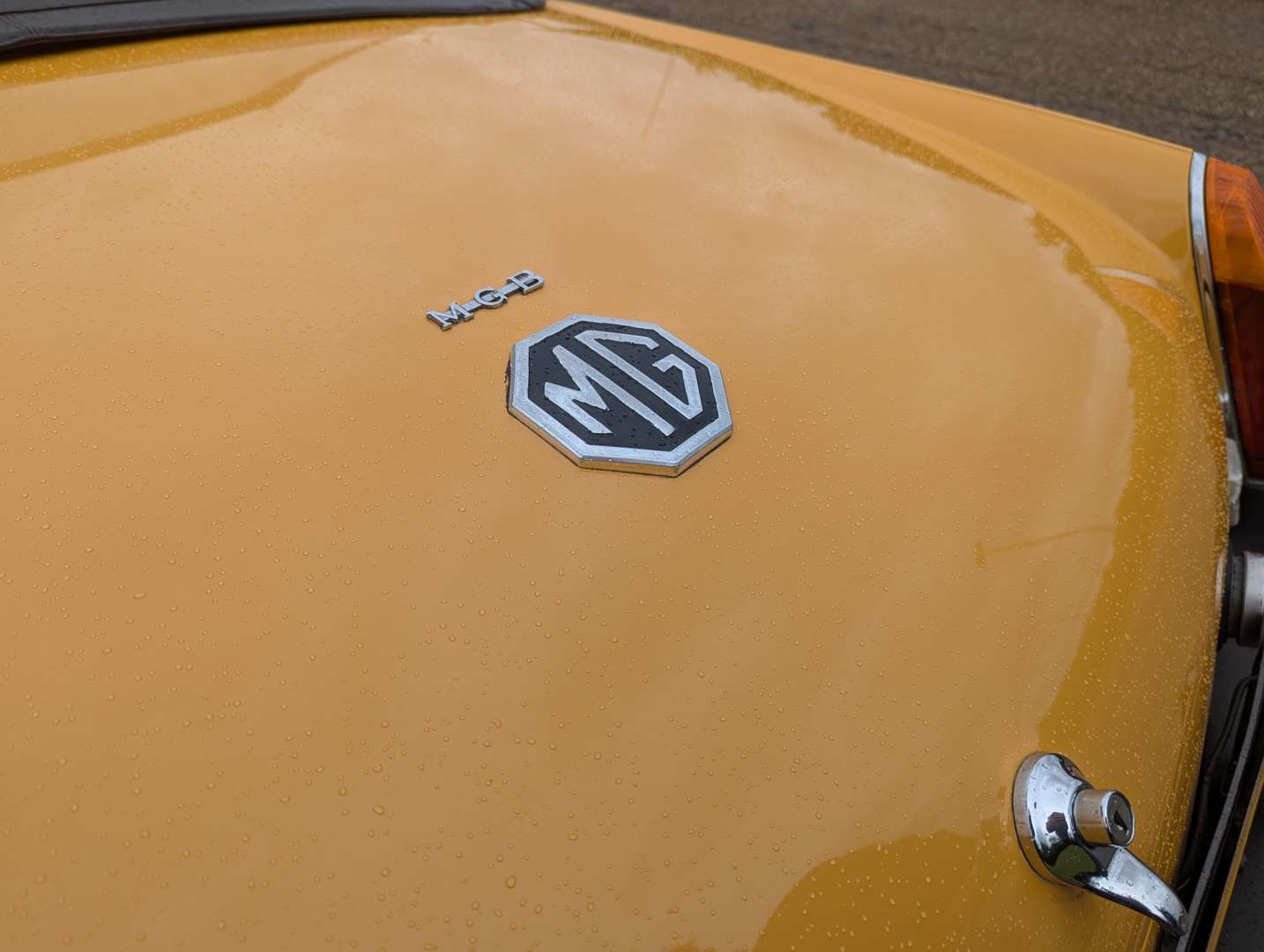 <p>1977 MG B ROADSTER</p>