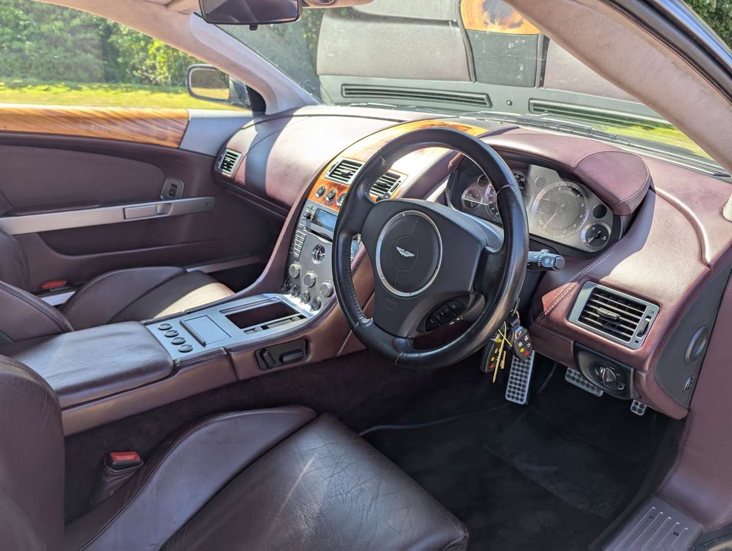 <p>2005 ASTON MARTIN DB9 COUPE AUTO</p>