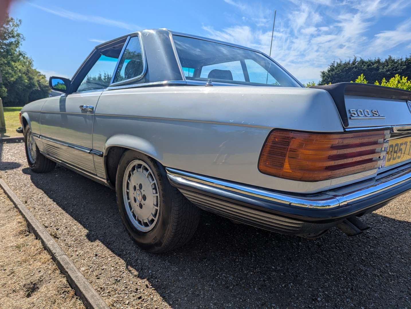 <p>1985 MERCEDES R107 500 SL AUTO</p>
