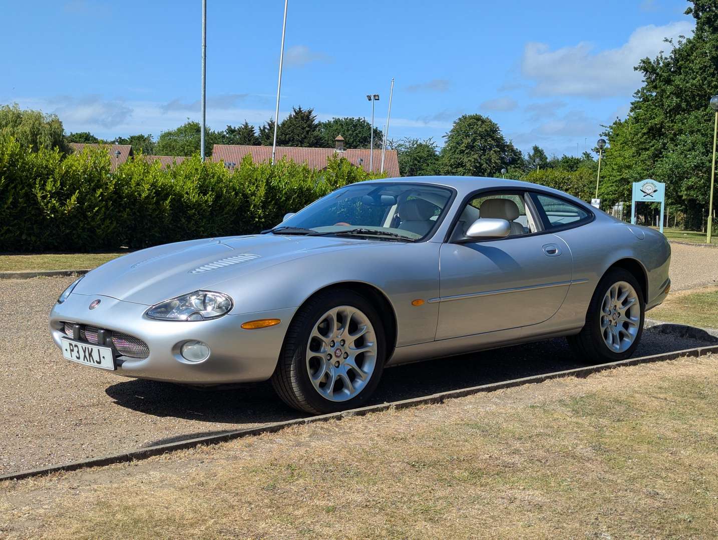 <p>2001 JAGUAR XKR 4.0 AUTO</p>