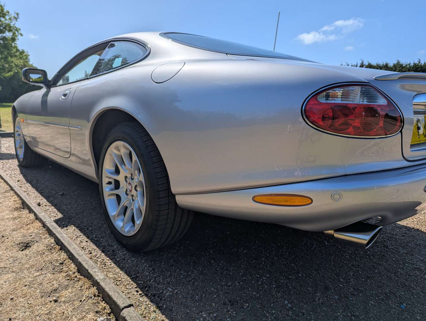 <p>2001 JAGUAR XKR 4.0 AUTO</p>