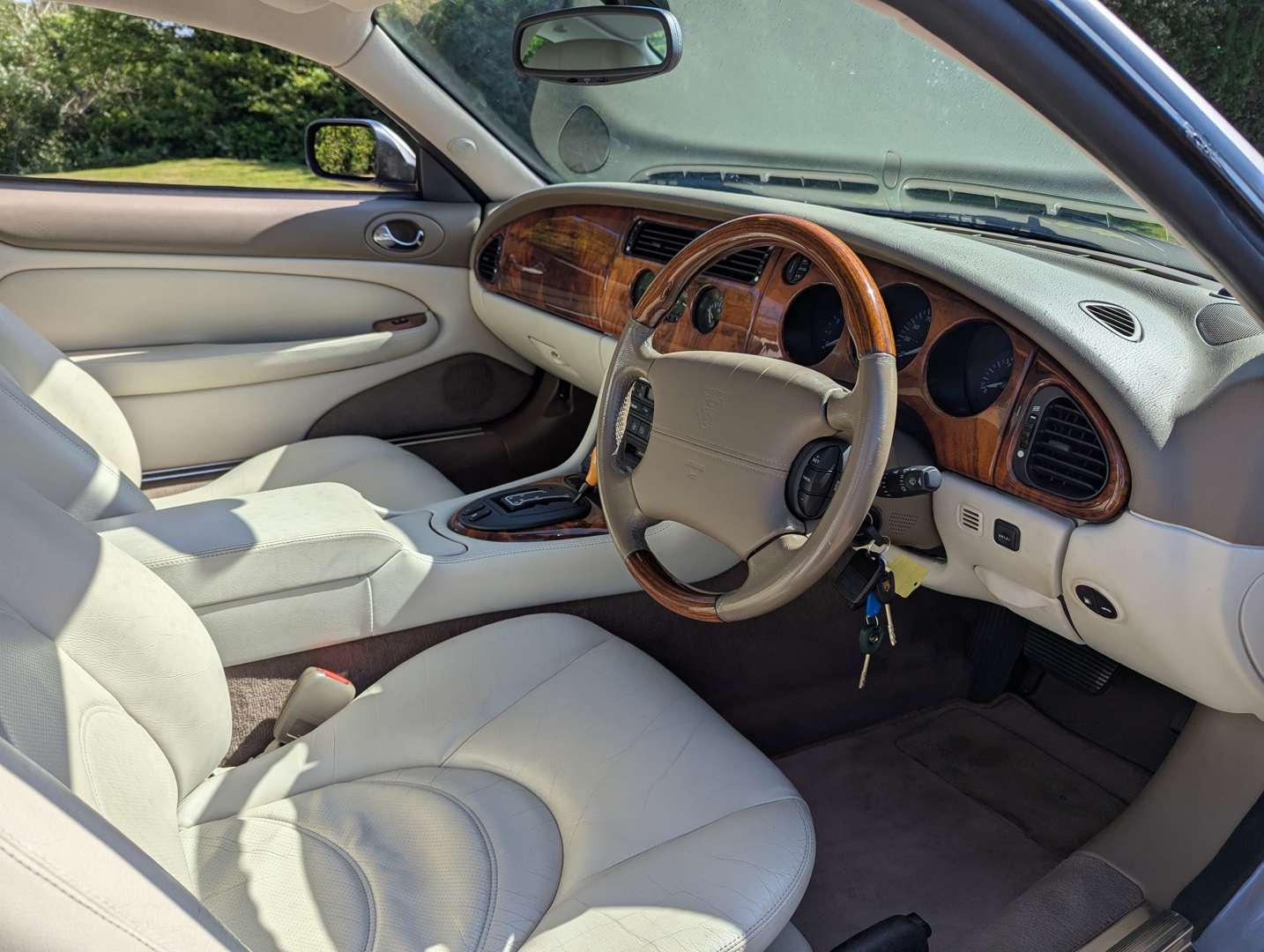 <p>2001 JAGUAR XKR 4.0 AUTO</p>
