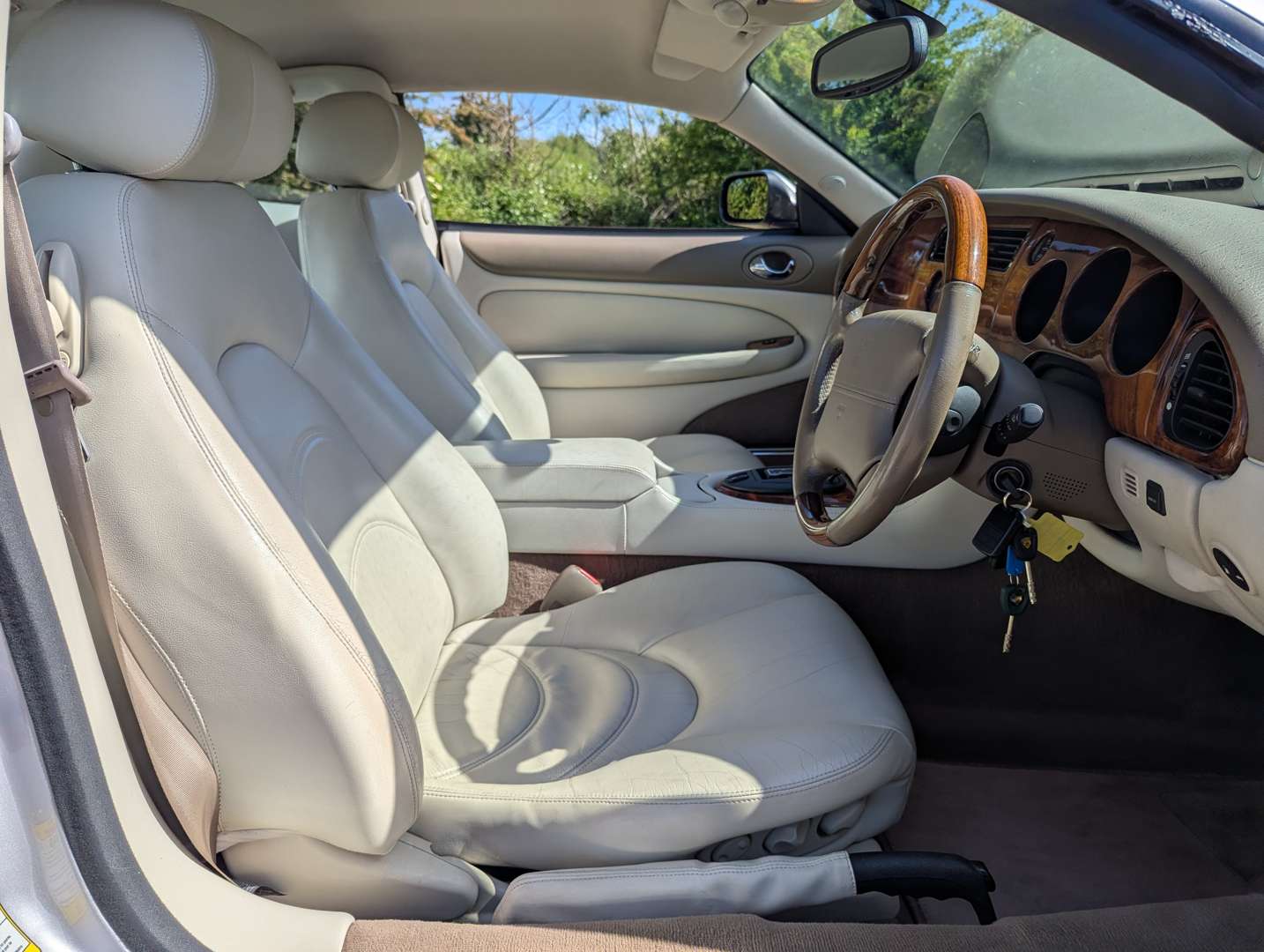 <p>2001 JAGUAR XKR 4.0 AUTO</p>