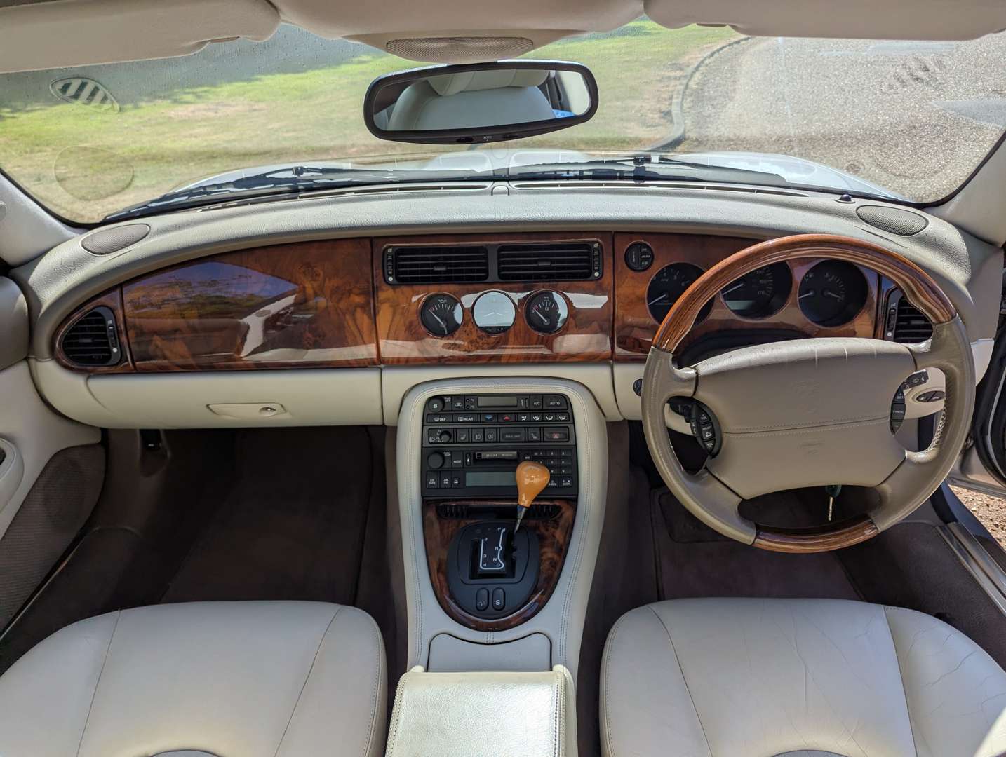 <p>2001 JAGUAR XKR 4.0 AUTO</p>