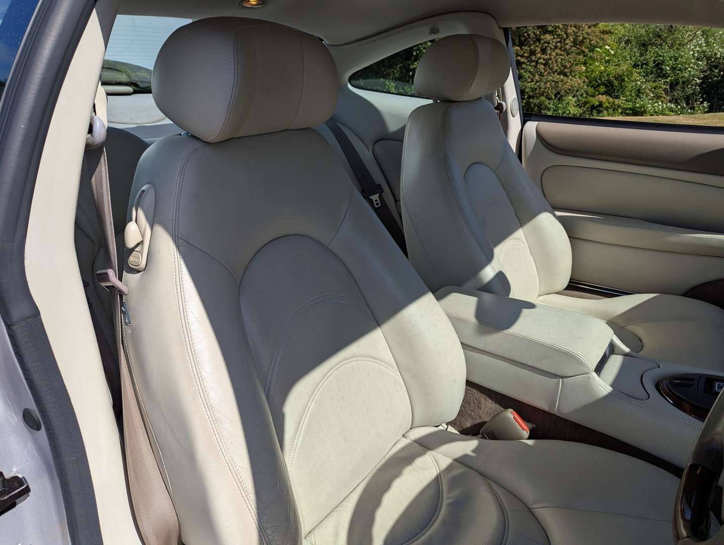 <p>2001 JAGUAR XKR 4.0 AUTO</p>