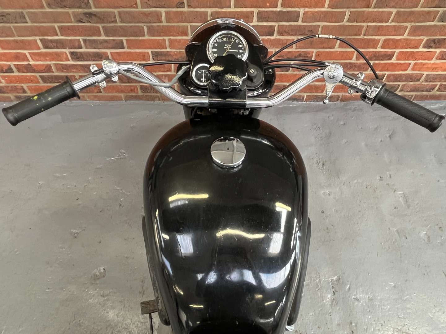 <p>ROYAL ENFIELD METEOR 700</p>