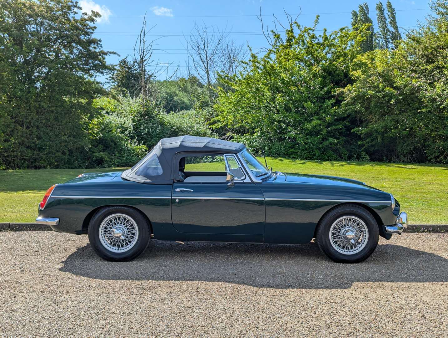 <p>1969 MG B ROADSTER</p>