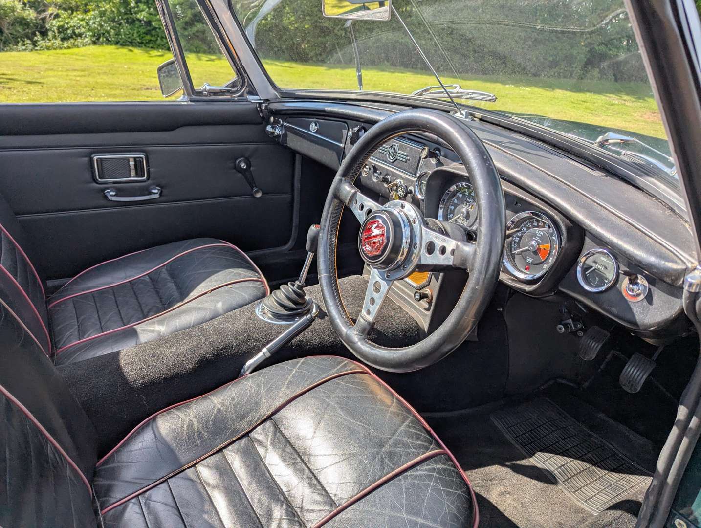 <p>1969 MG B ROADSTER</p>