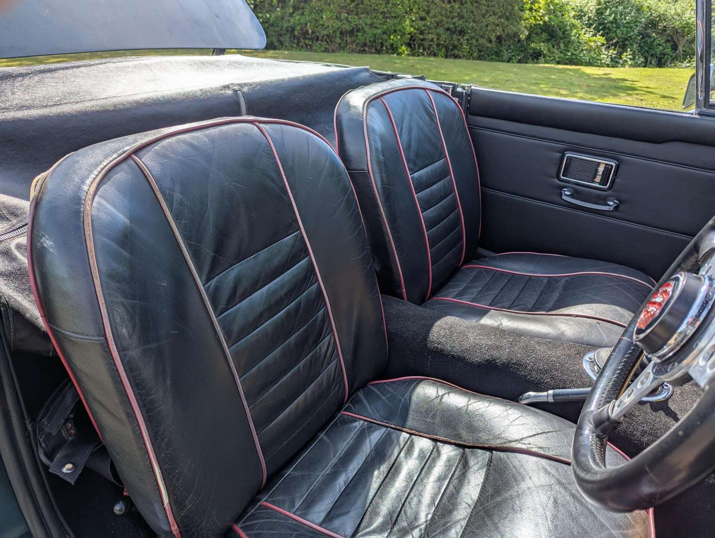 <p>1969 MG B ROADSTER</p>