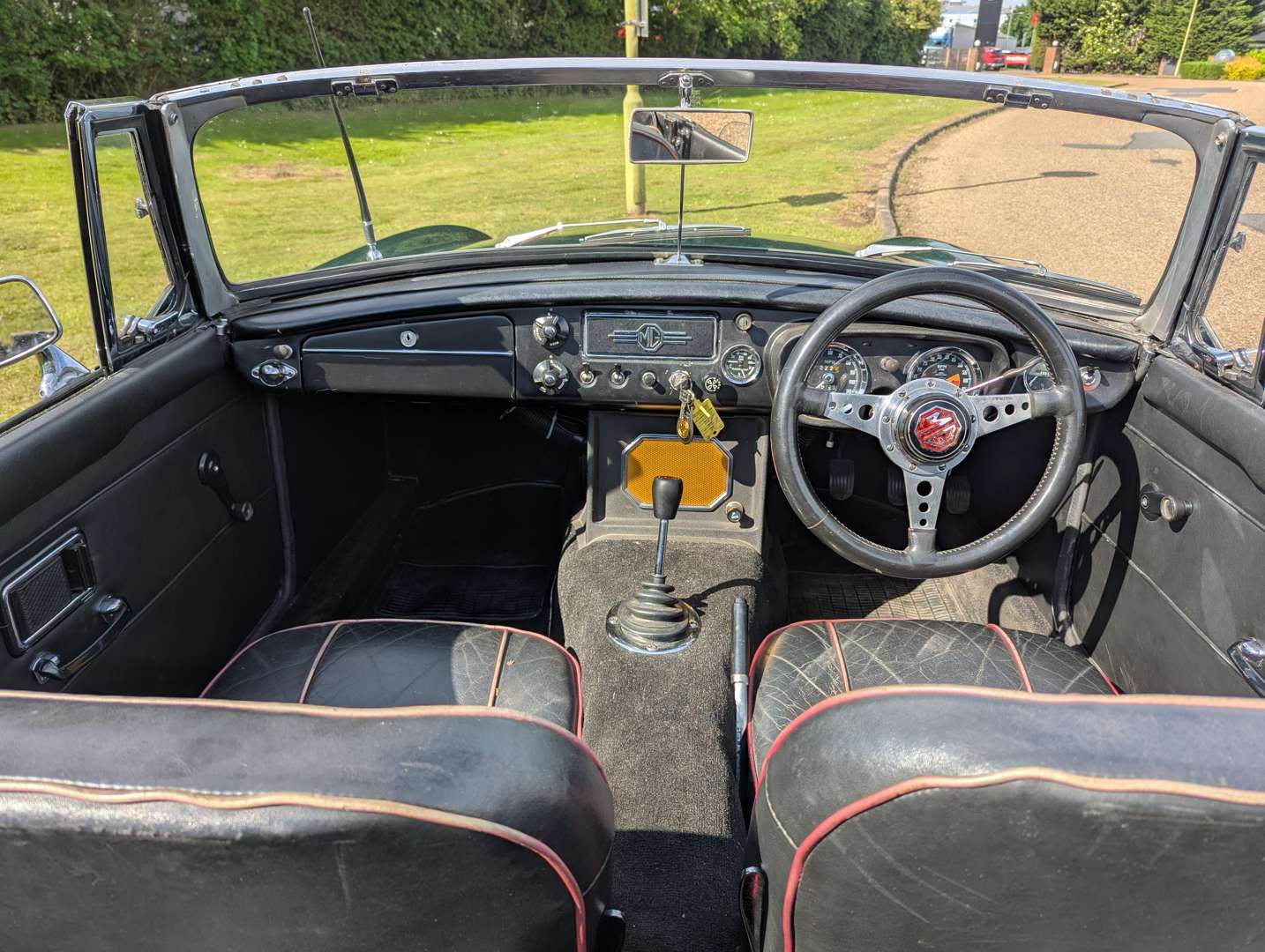 <p>1969 MG B ROADSTER</p>