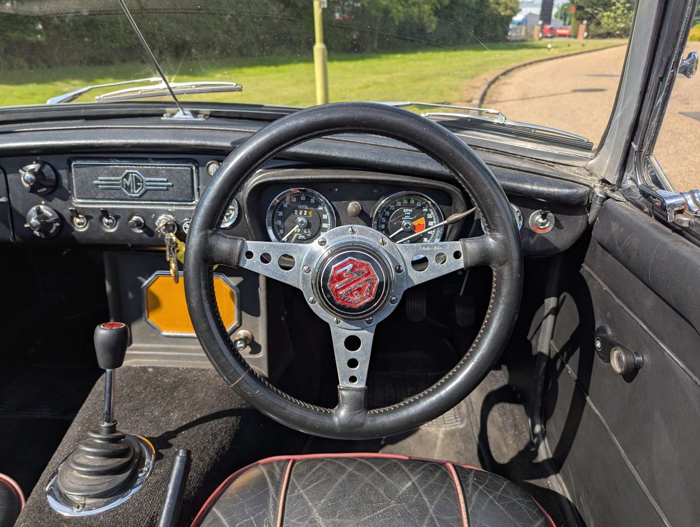 <p>1969 MG B ROADSTER</p>