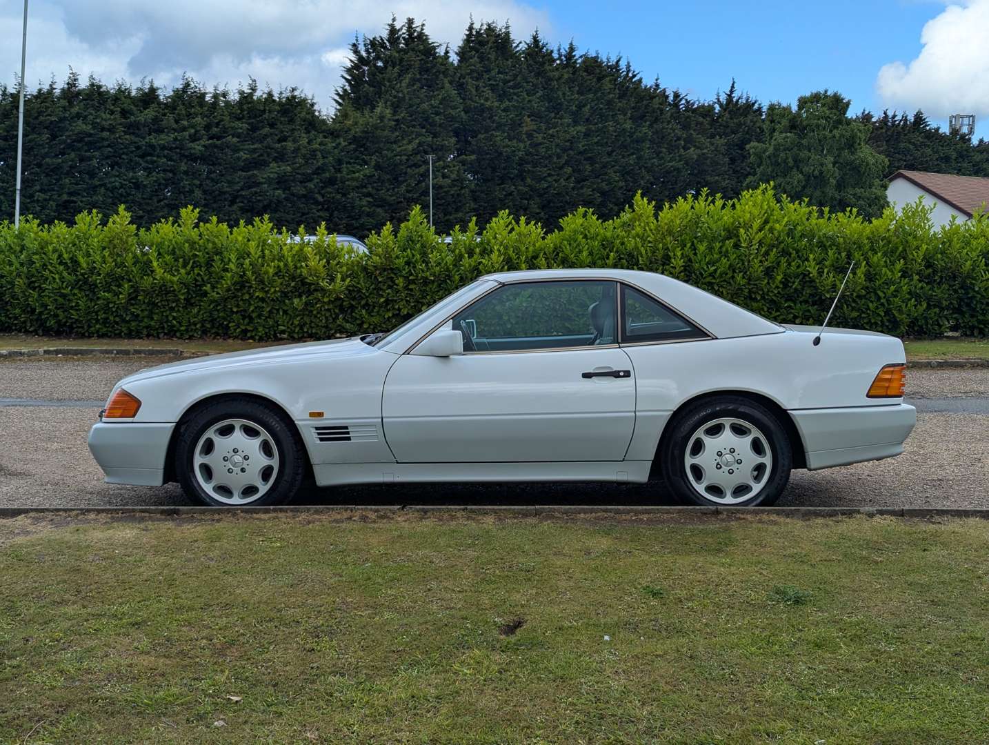 <p>1992 MERCEDES 300SL AUTO</p>
