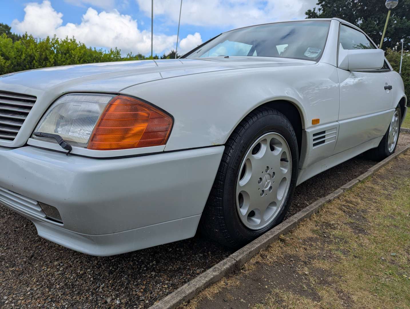 <p>1992 MERCEDES 300SL AUTO</p>