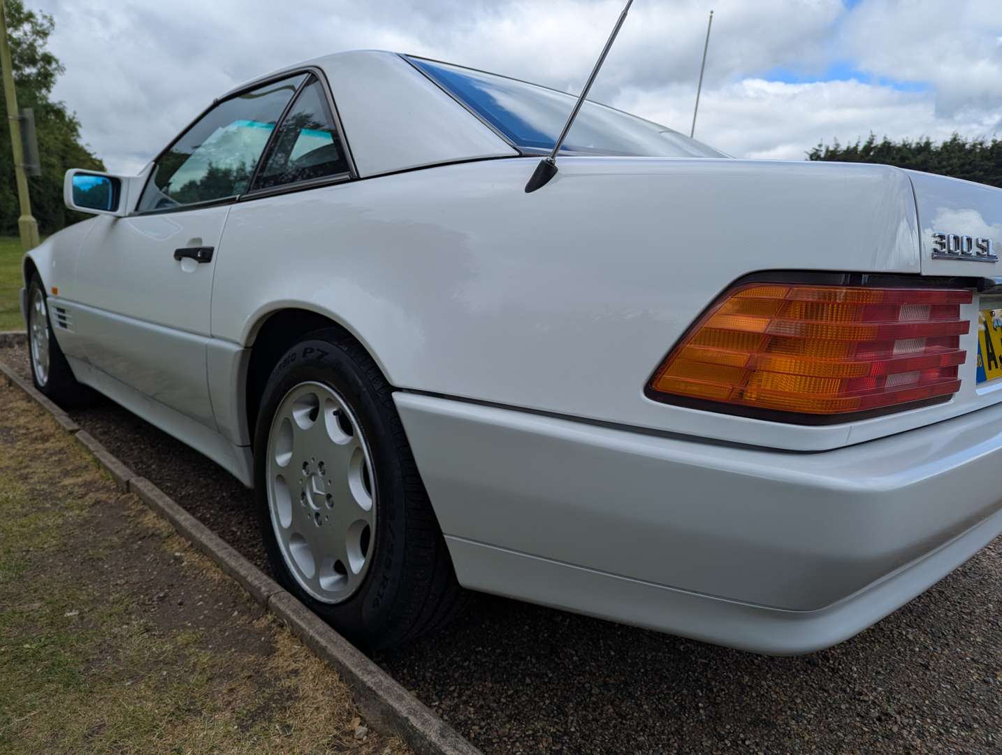 <p>1992 MERCEDES 300SL AUTO</p>