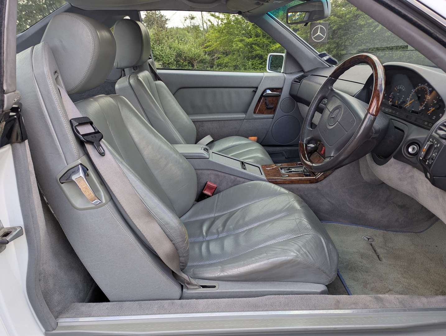 <p>1992 MERCEDES 300SL AUTO</p>
