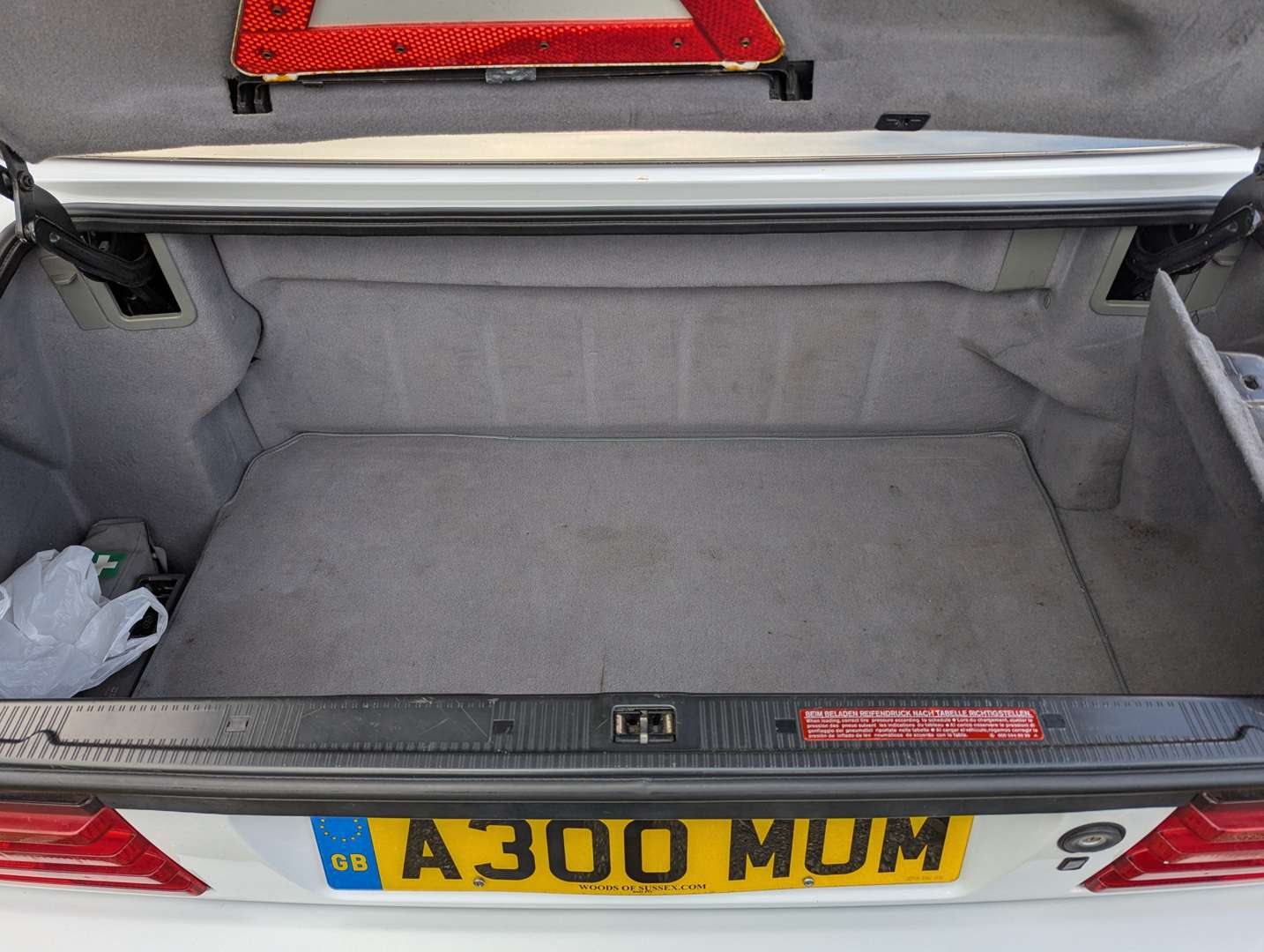 <p>1992 MERCEDES 300SL AUTO</p>