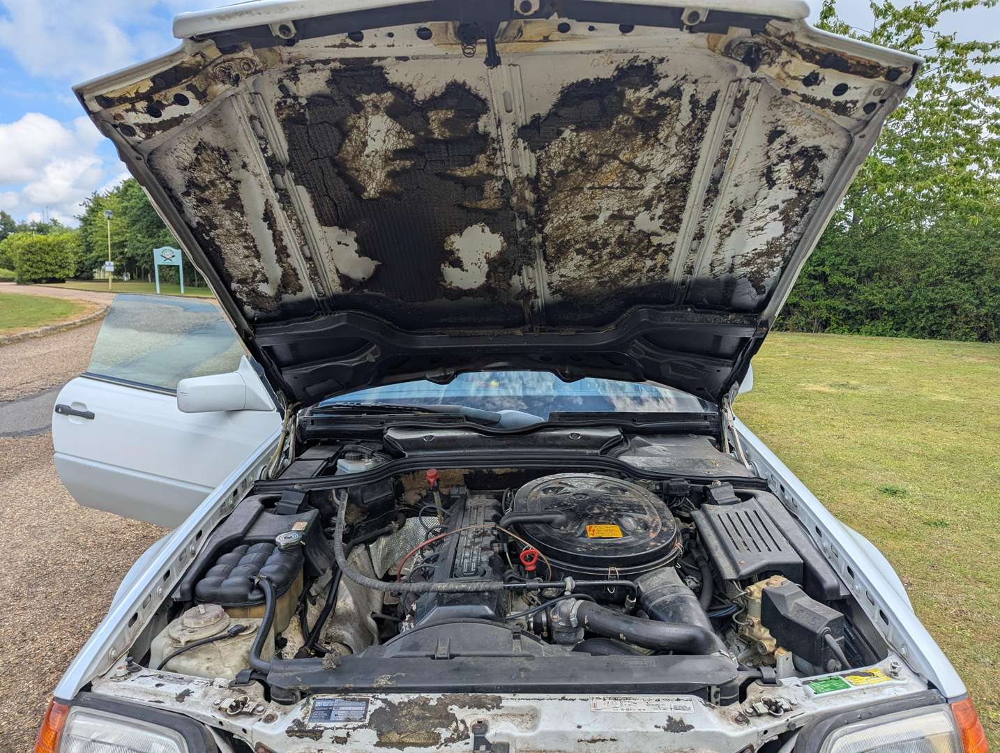 <p>1992 MERCEDES 300SL AUTO</p>