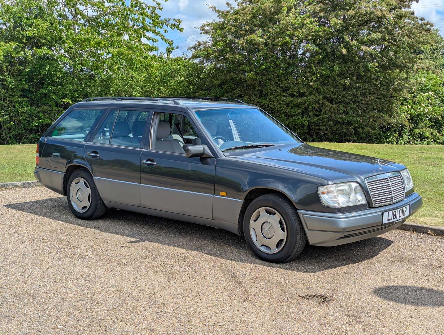 <p>1993 MERCEDES W124 E220 ESTATE AUTO</p>
