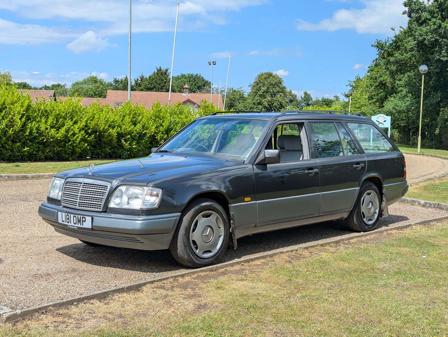 <p>1993 MERCEDES W124 E220 ESTATE AUTO</p>